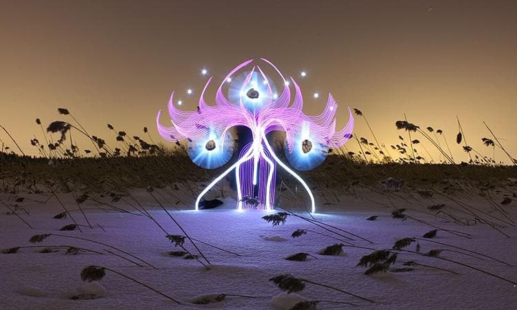 超现实光影涂鸦！芬兰艺术家结合摄影的梦幻光影绘画