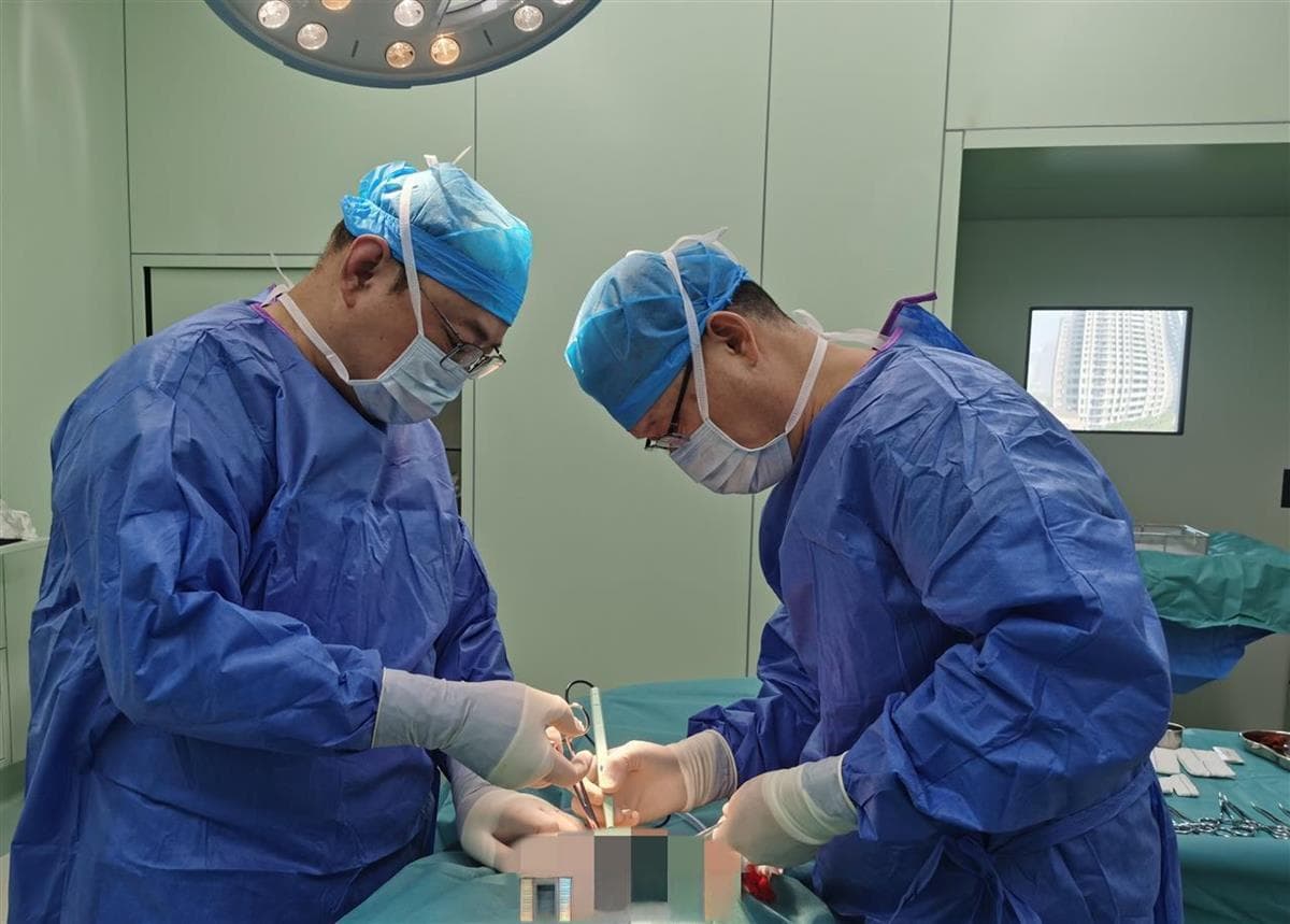 男子便血两天误以为痔疮发作，险些延误治疗，医生：出现便血应及时就诊