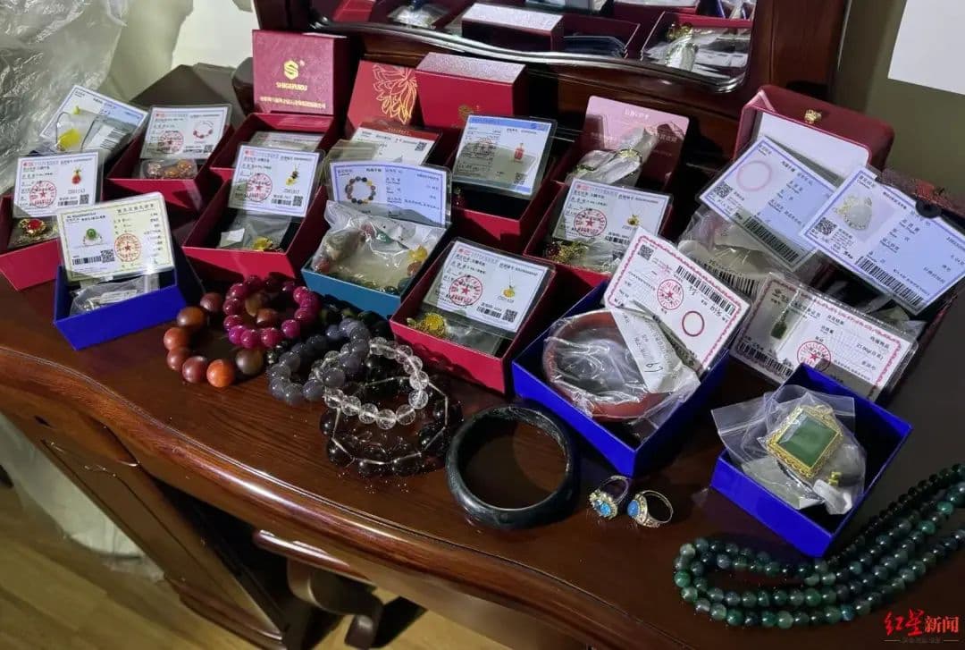妈妈疯狂下单！女儿无奈求助：越买越贵，堆了一屋子！不少老年人沉迷其中……