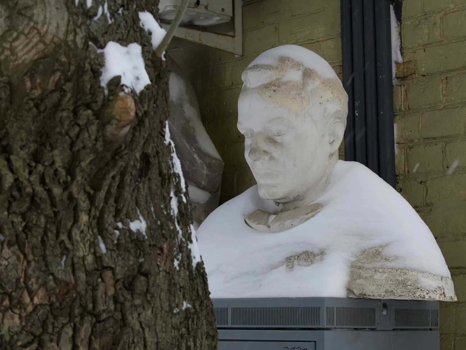 冬日橘子洲头：雪中的毛主席雕像更显庄严