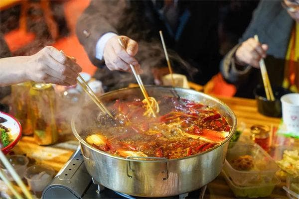 从市井烟火到全球美食 重庆火锅“烫”出千亿级产业