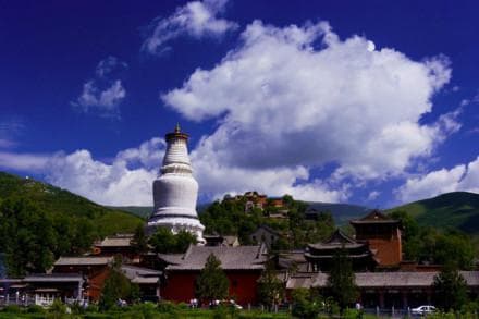 中国四大佛教名山：五台山、普陀山、峨眉山、九华山
