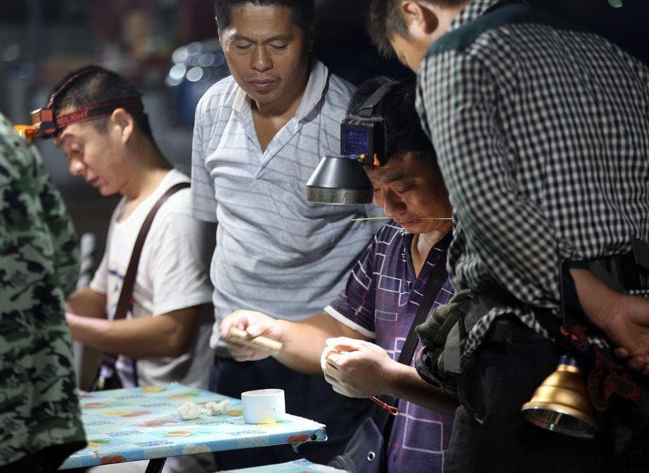 河南新乡：蟋蟀交易火爆 一只能卖上万元