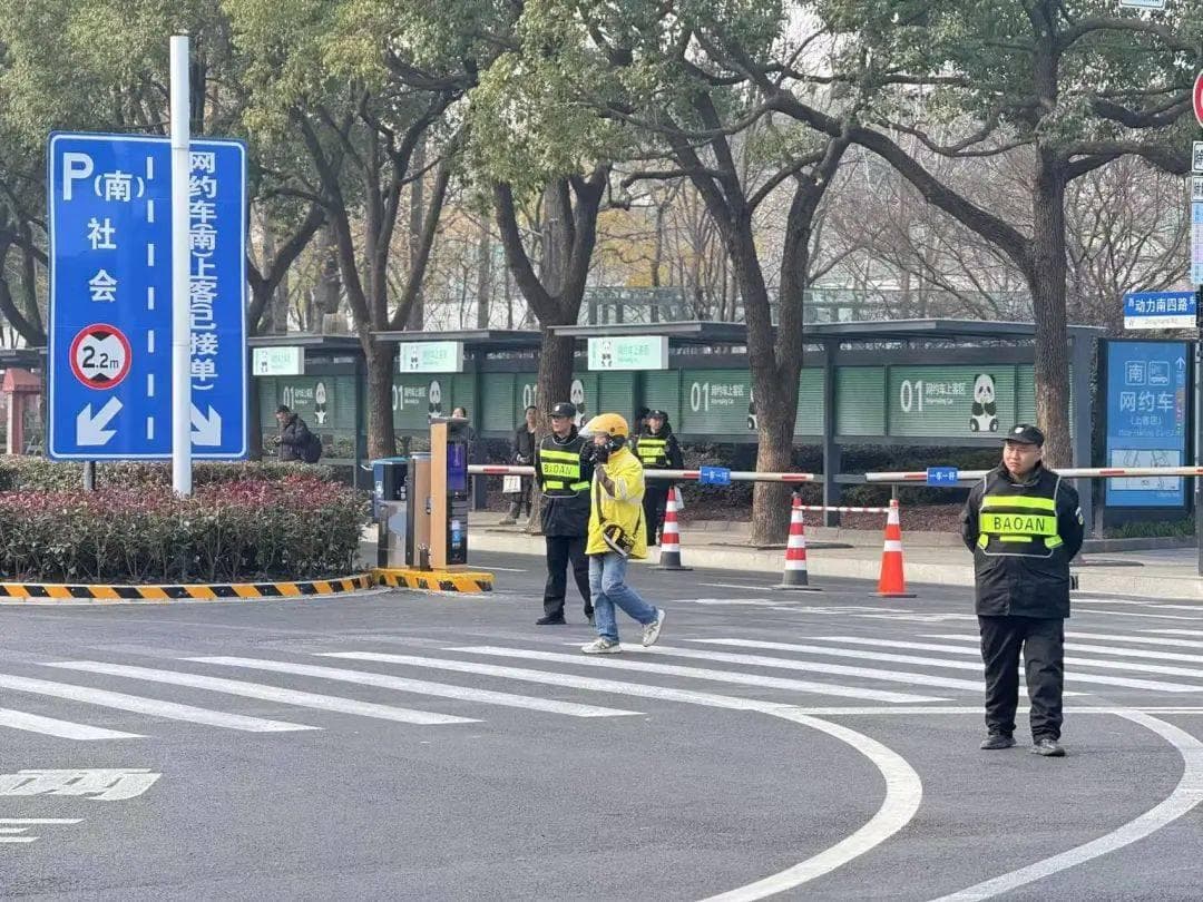 上海南站春运首日迎客流小高峰，多部门联动保畅通