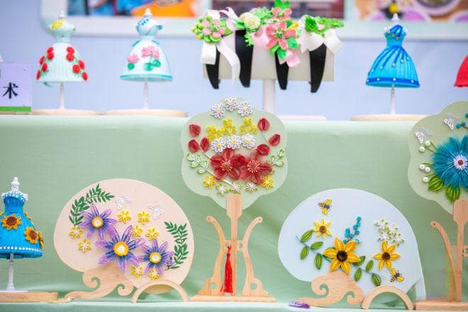 制作手工蚕丝扇、设计航空模型、烹饪小面……小学里的劳育课技能拉满