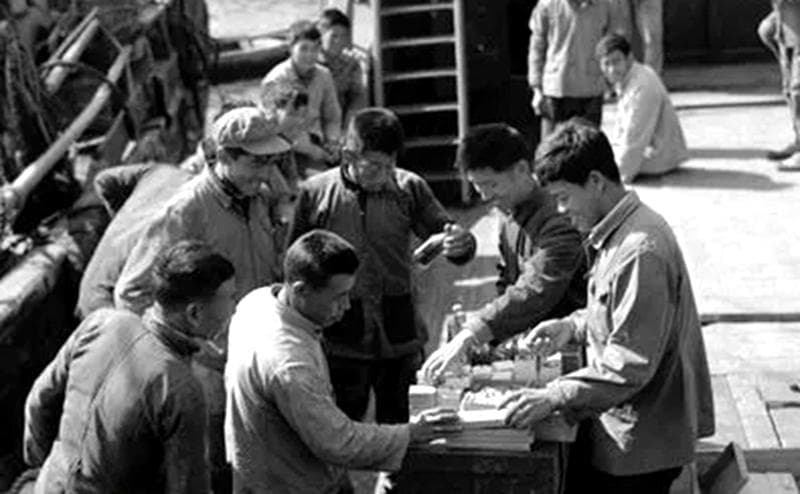 他接替康生的儿子，担任杭州市委书记，67岁担任浙江省委副书记