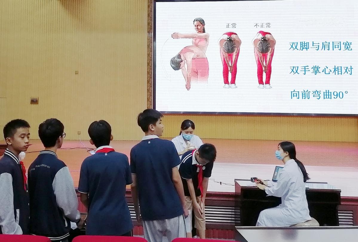 高低肩、长短腿、剃刀背……警惕青少年脊柱侧弯