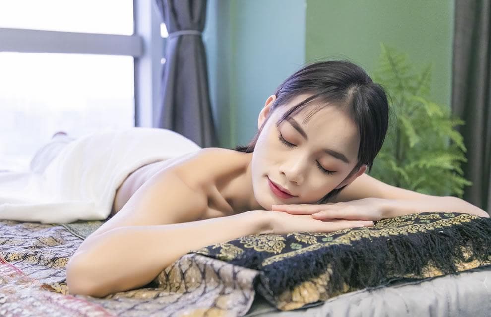 指甲上的白点和黑点：解读身体的健康信号