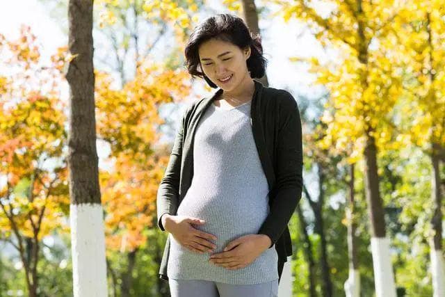 孕妇每天走多少步合适？孕期运动和饮食的平衡之道