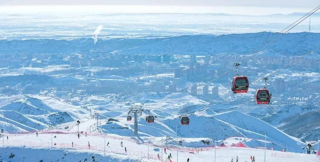 数据亮眼！我国冰雪旅游市场加速崛起，2030年将达1.5万亿元