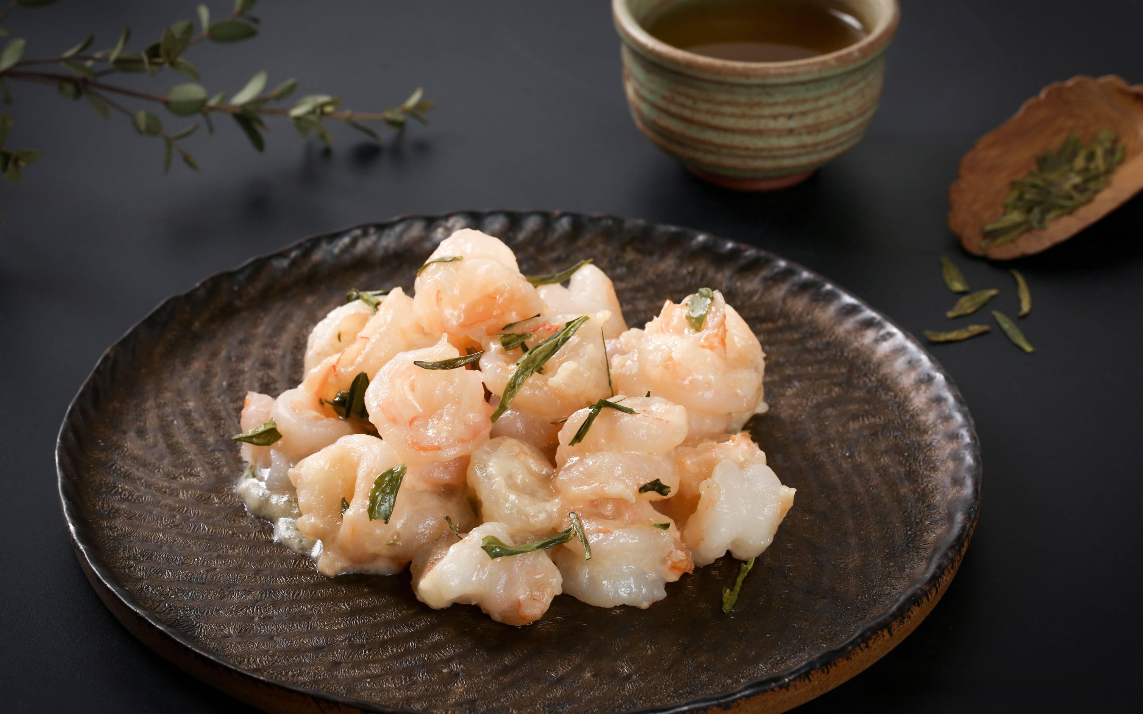 浙江杭州美食瑰宝：龙井虾仁，茶香四溢的味蕾盛宴