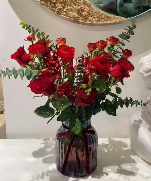 如何在搭配花束时考虑花材的寓意和季节因素？