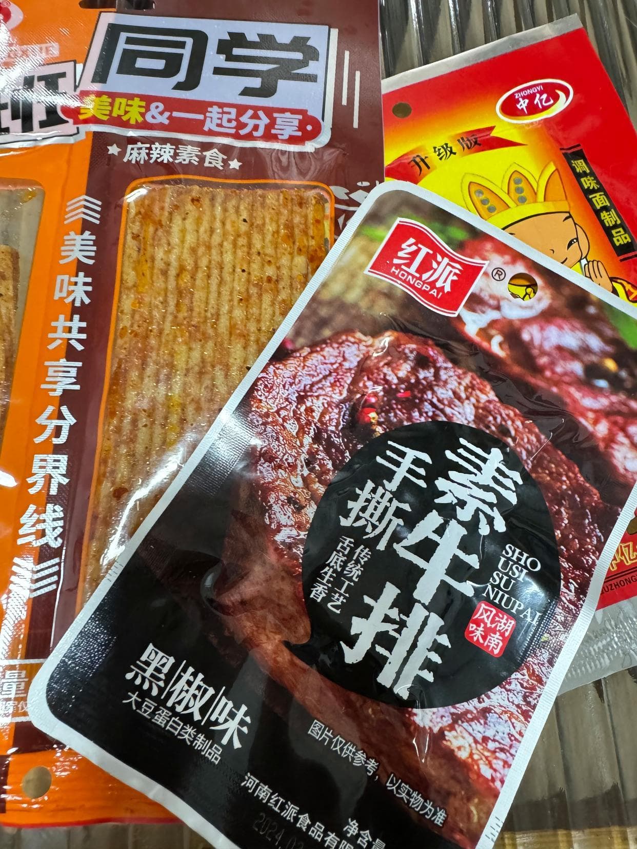 校园外“五毛食品”热销，记者调查：有在售辣条过期一个月