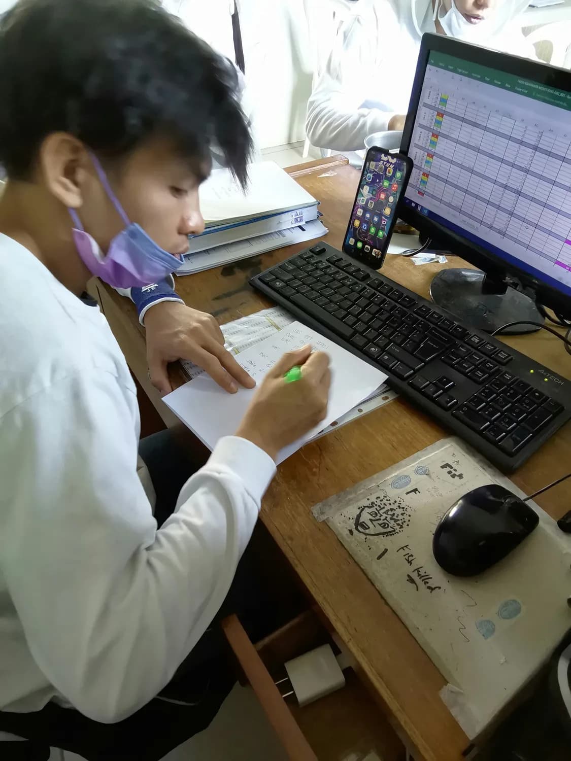 青园街道井湾子社区：一站式办理健康证