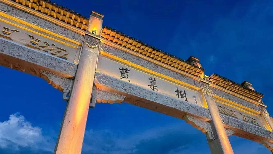 2025年首批外国团队友人夜游黄果树，共享夜游奇妙之旅。