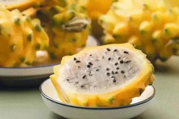 燕窝果的外观特征、营养价值及食用方法详解：全方位了解这一独特热带水果