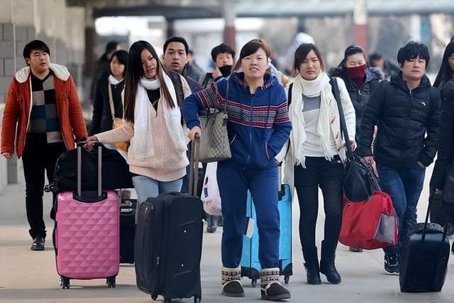 回村前国际名模，回村后隔壁喂猪，网友真香了：农村堪比卸妆水啊