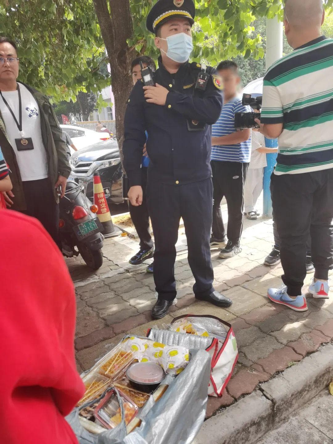 柳州：校园旁小吃摊扎堆 两部门联合整治