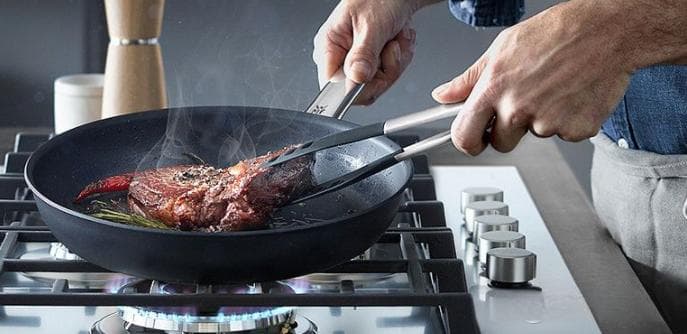 《肉食记》牛排篇三 ：煎牛排选什么锅？教你看懂不同煎锅的优劣！