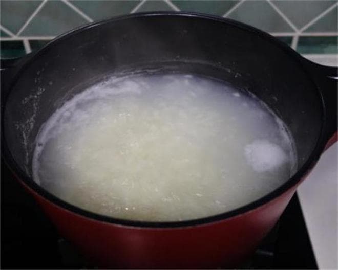 熬粥不要凉水下锅，教你快速熬法，米白亮黏稠不溢锅