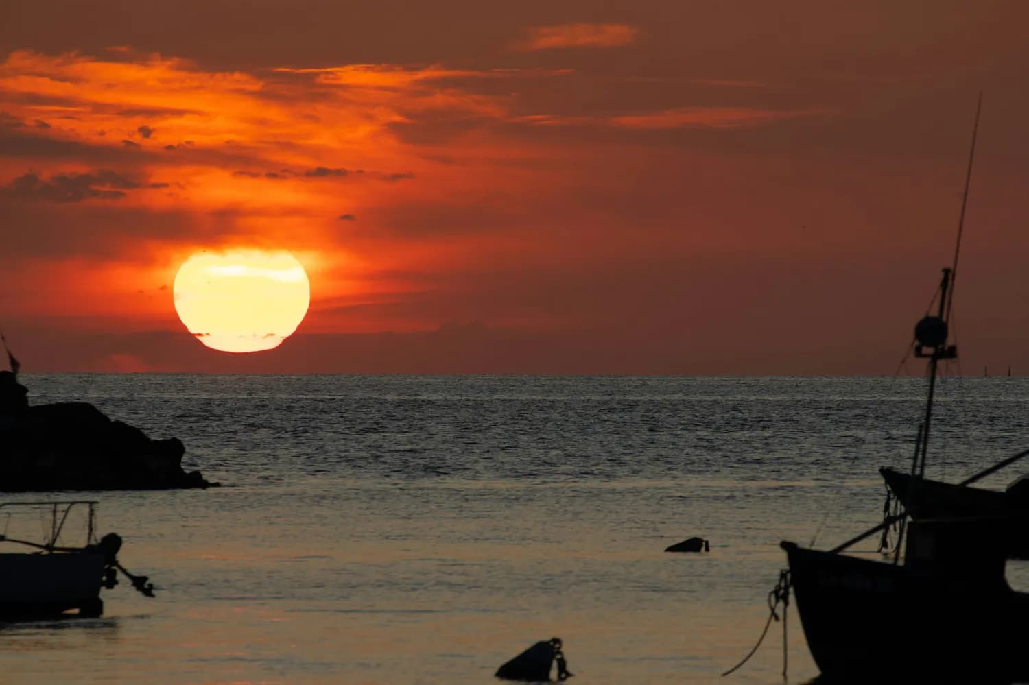 夏季涠洲岛旅游攻略：阳光海浴、浪漫日落与特色海鲜