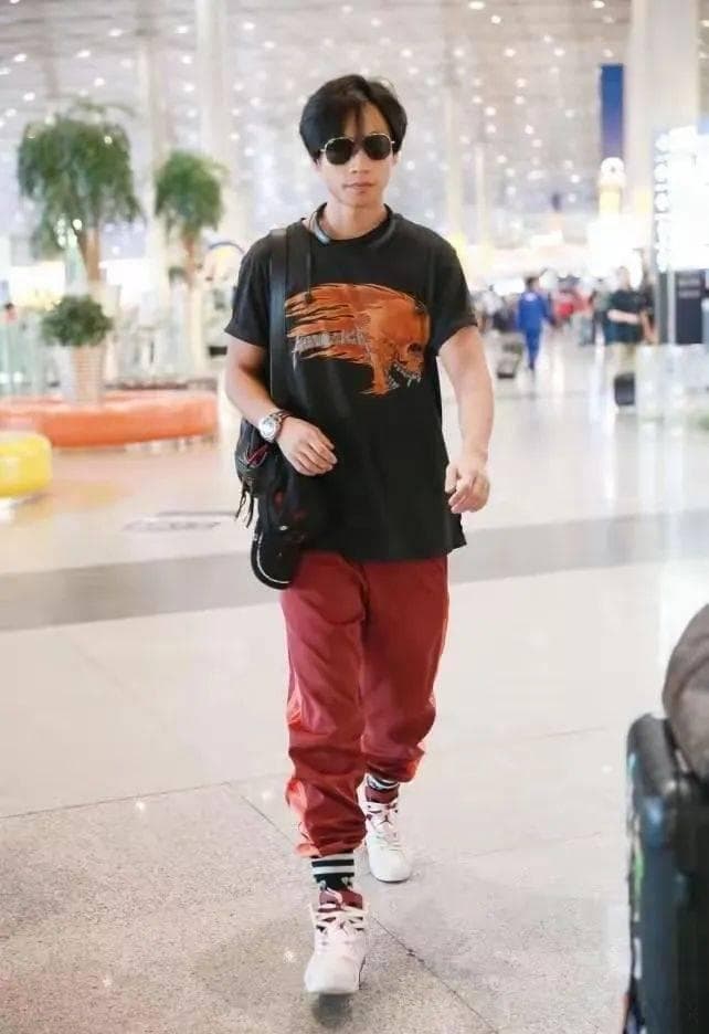 夏季男士如何将印花短袖T恤搭配的既时尚又不失个人品味
