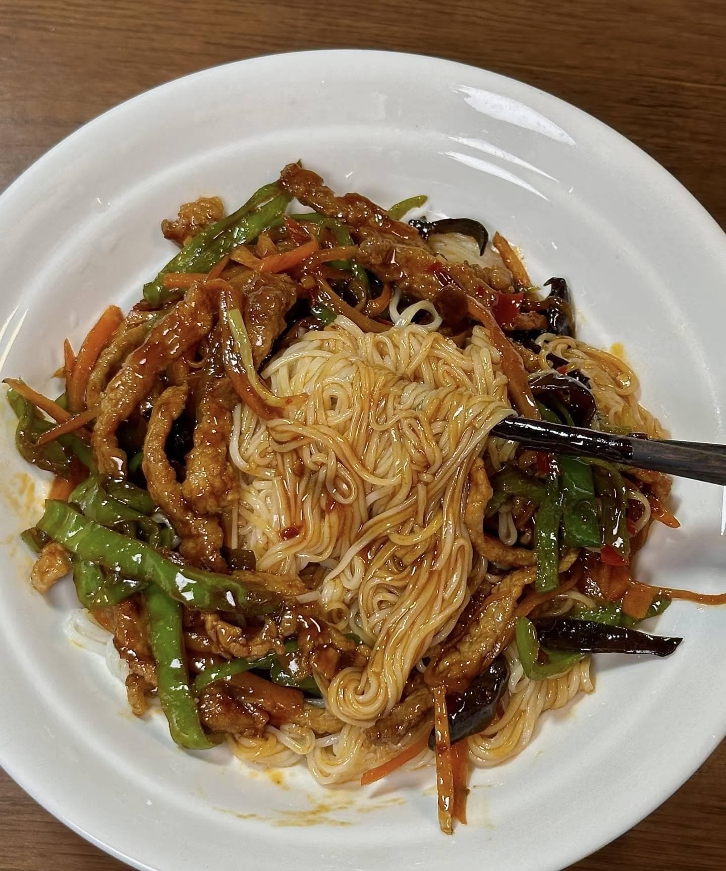 周末厨房：一道菜征服全家胃——鱼香肉丝拌面