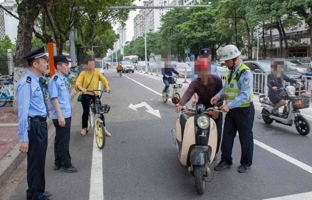除了头盔外，2025年骑电动车，上路迎来4个新要求，车主要注意了