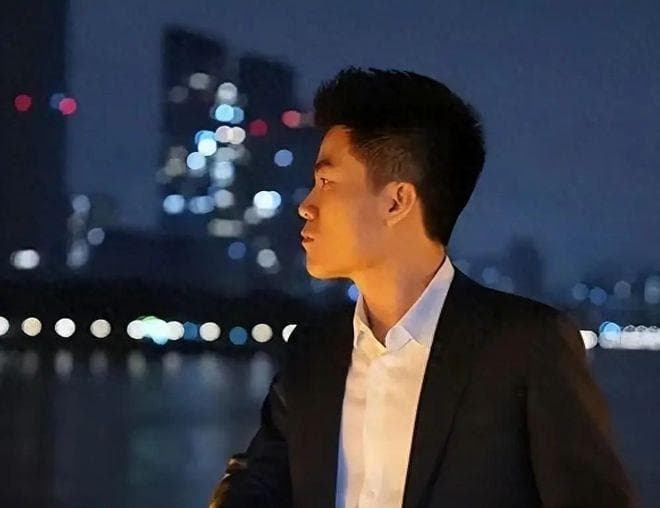 董宇辉走红背后：直播时代的清流与社会的深层思考