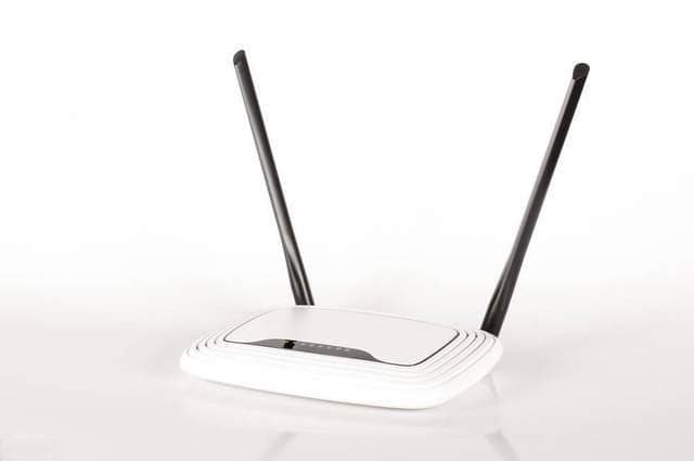 两个路由器如何实现相同WIFI名称的无缝切换？