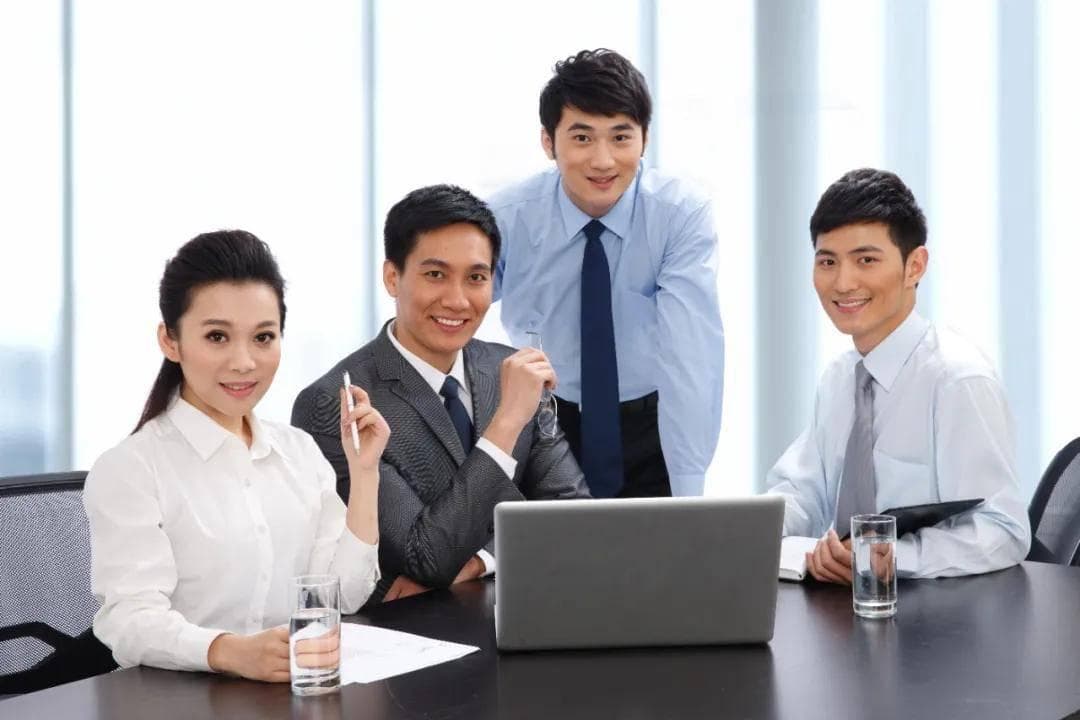 如何建立一个有效的反馈和评估机制以改善志愿者工作？