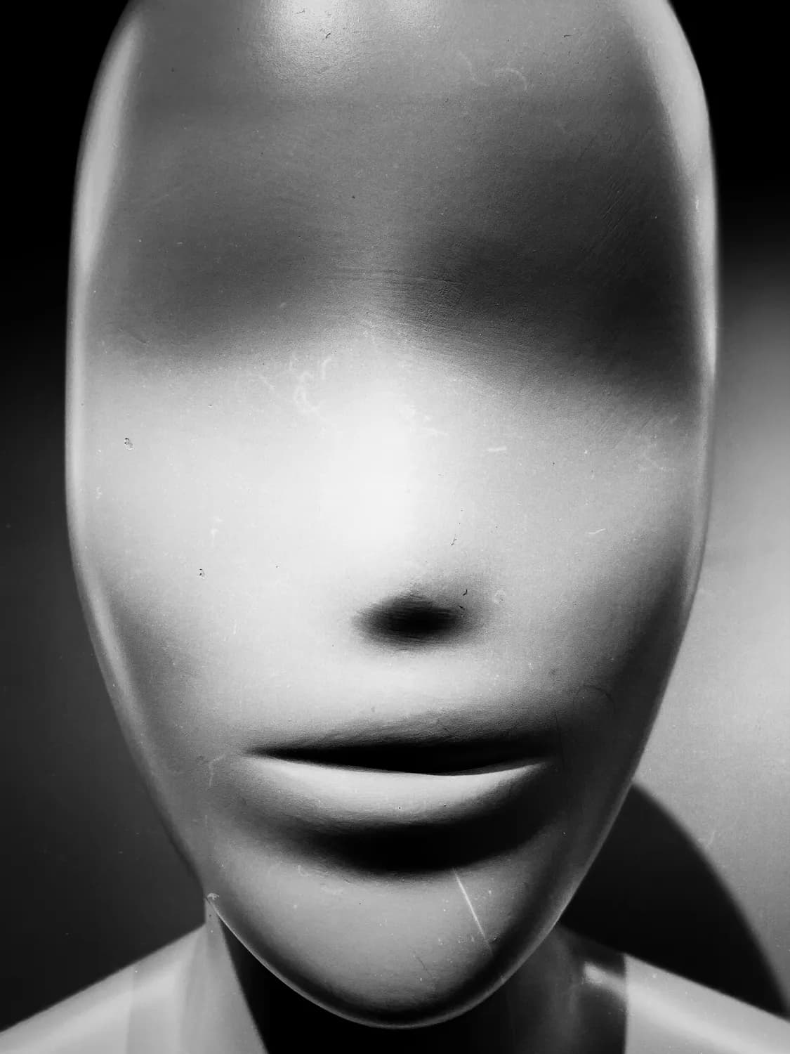 章燕紫的"无间"个展：探索"有"与"无"的艺术世界