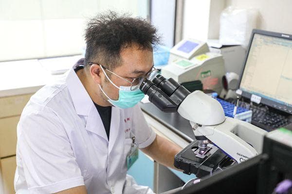 腰疼患者血常规异常 检验科80分钟锁定白血病