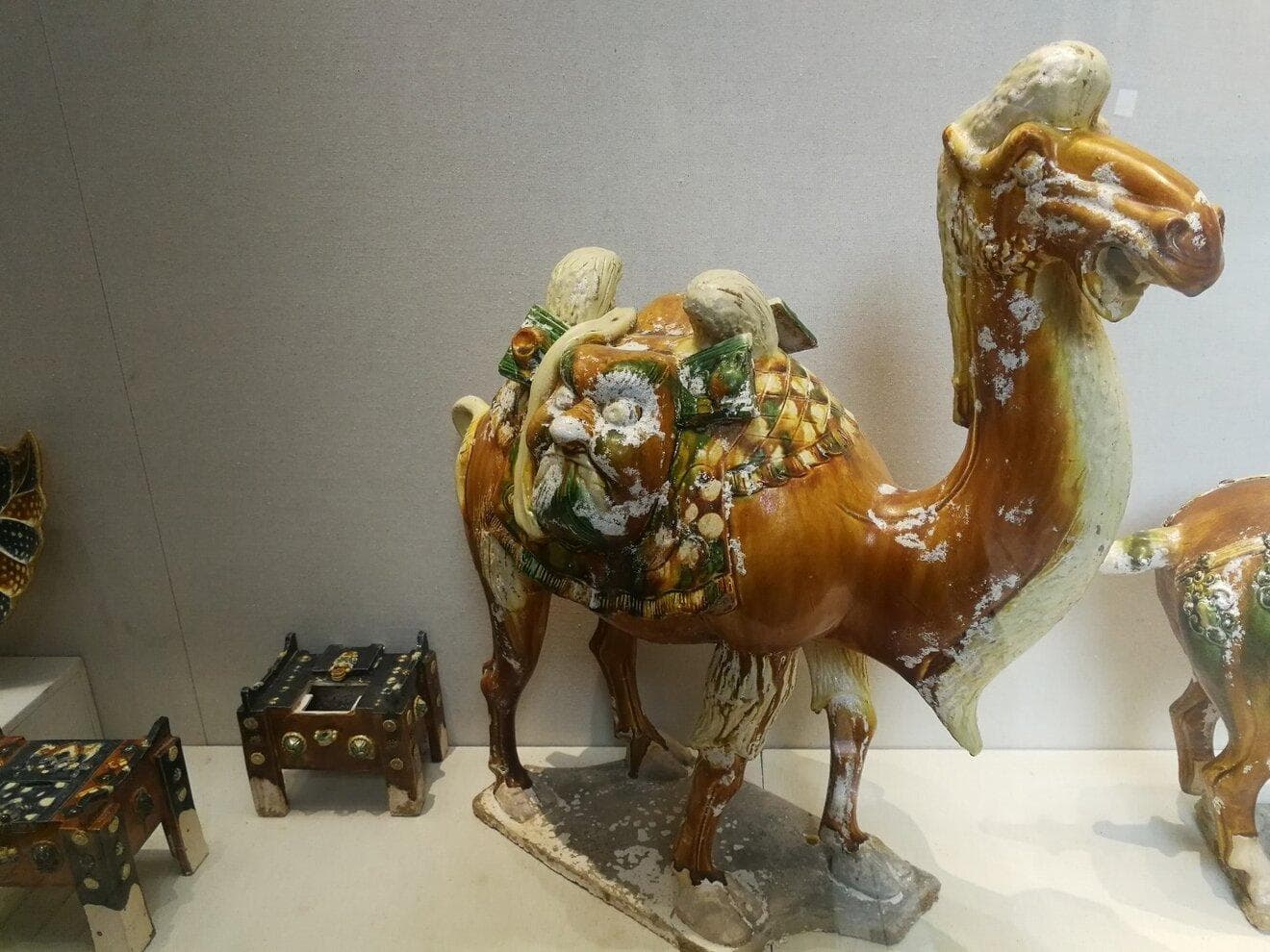 唐三彩的三彩是哪三种颜色？唐三彩的特点是什么？