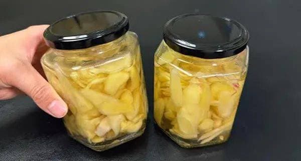 腌生姜，用盐杀水是外行！酸甜脆爽不辣口，放上1年也不坏