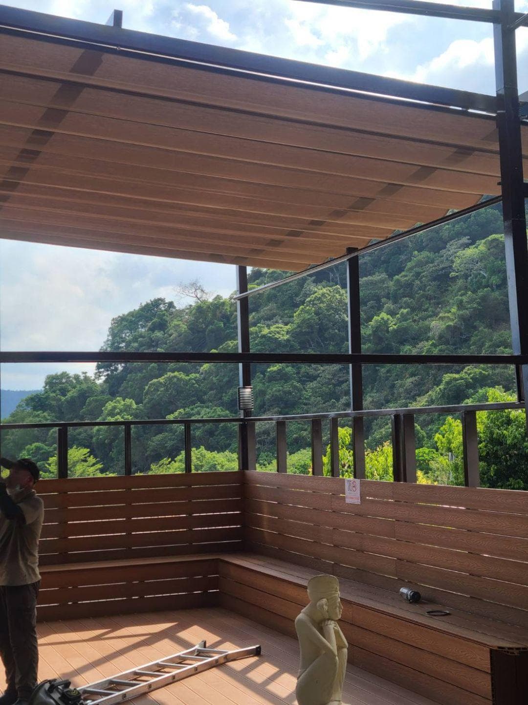 遮雨棚的功能、材质选择与应用场景全解析