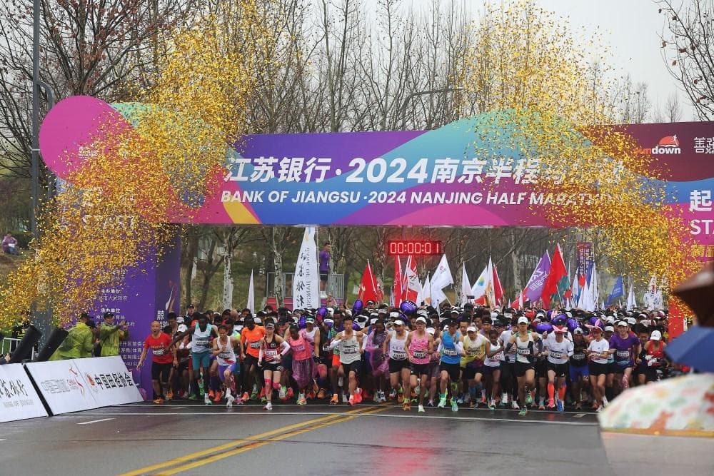 2024南京半程马拉松鸣枪开跑，2万名跑者跑进江心洲最美春天里