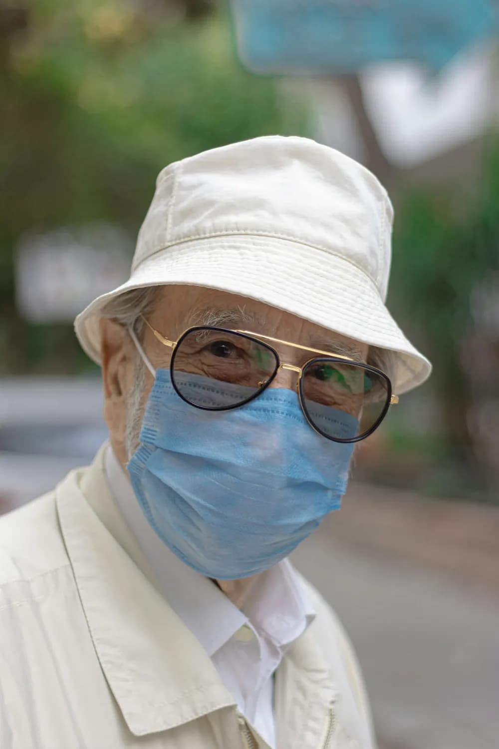 致敬“白衣战士”：抗疫医护人员的英雄事迹与精神内涵