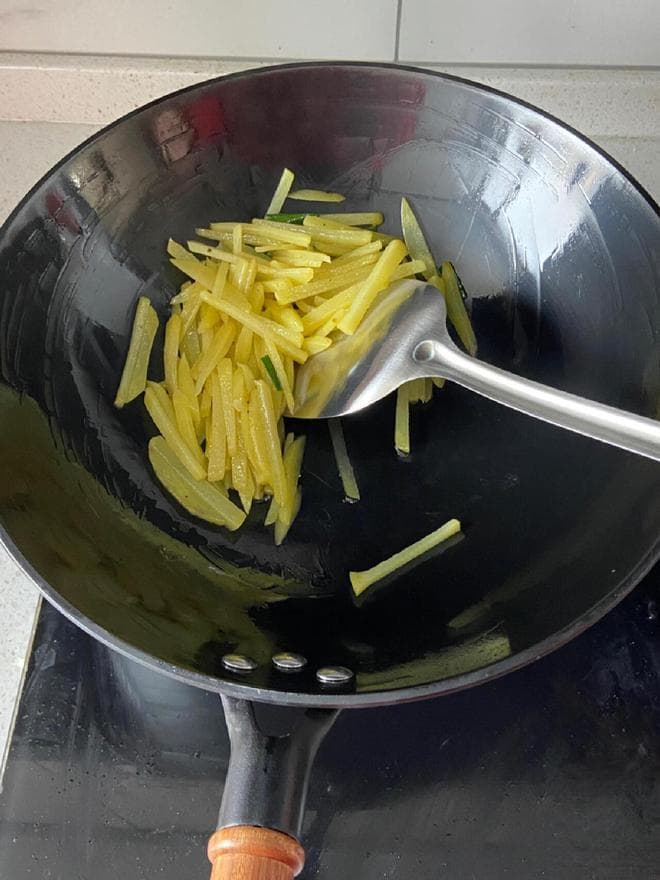 铁锅反复生锈？教你1招，让铁锅干净如新，不粘锅也不生锈