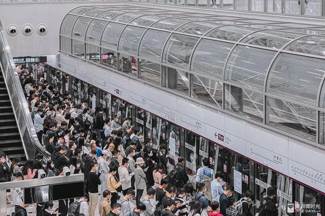在深圳坐地铁，怎么感觉不排队的人越来越多了？