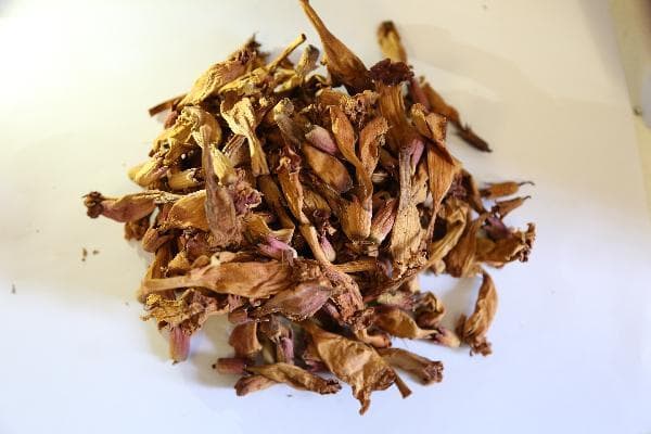甘草在中药配方中的多重作用与使用注意事项