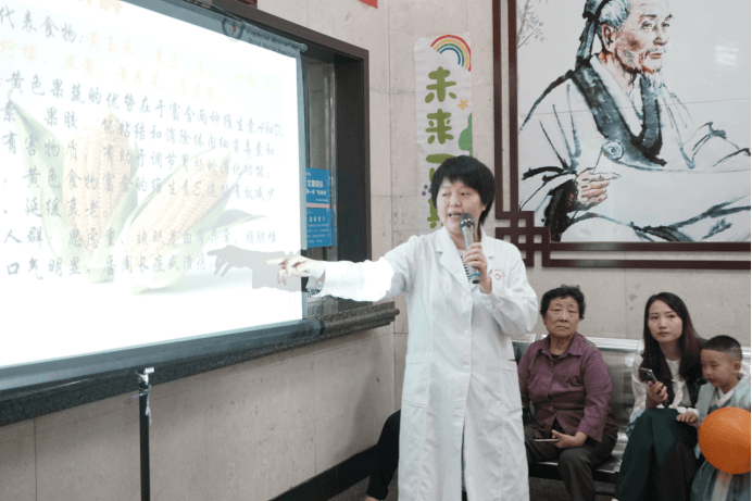 国医养国娃 萌娃化身“小小中医师”
