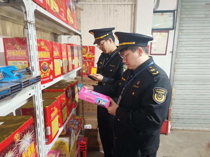 市场监管“三招”出击 筑牢烟花爆竹安全防线
