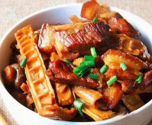 改良版红烧肉：竹笋搭配让经典菜肴不再油腻