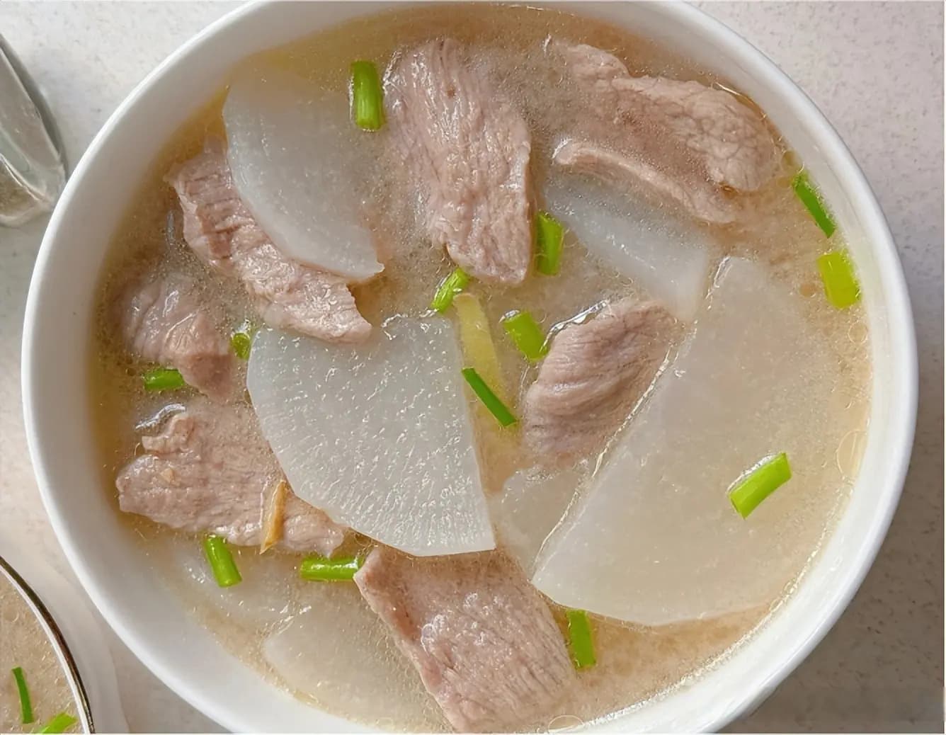 春季多喝汤，白萝卜和它一起煮，汤品鲜美，补足营养舒服度春