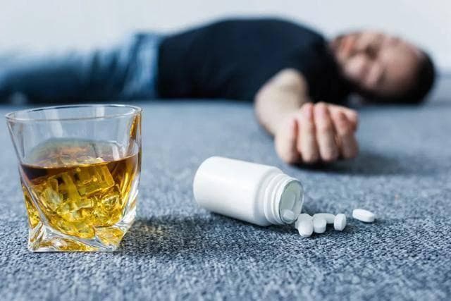 遇到酒就变成了“毒药”？提醒：不止头孢，5类药尽量不要沾酒！