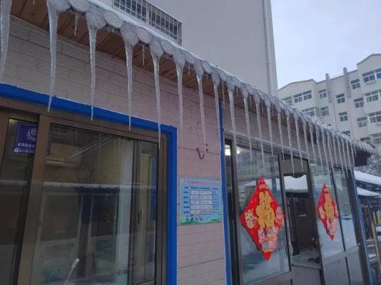 明“冰”易躲，暗“溜”难防，小心从天而降的冰溜子