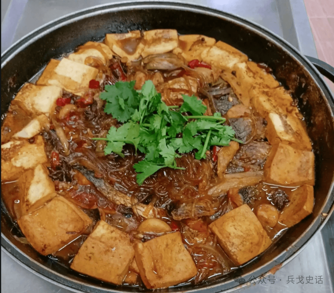 吉林白城的十大松花江美食：松花江炖鱼与大米饼，享受北方的纯粹味道