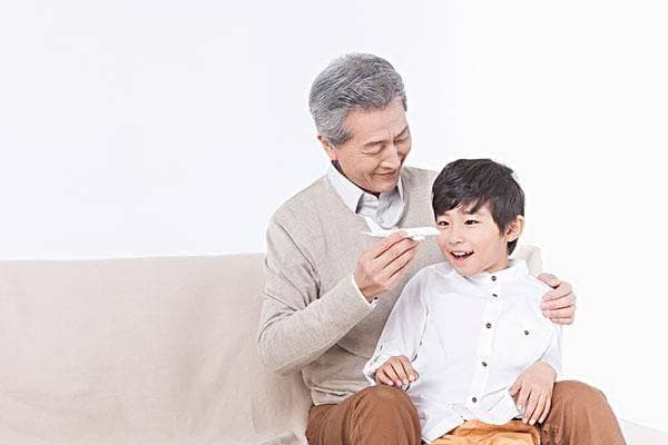 传承之爱：孙子和爷爷的隔辈亲