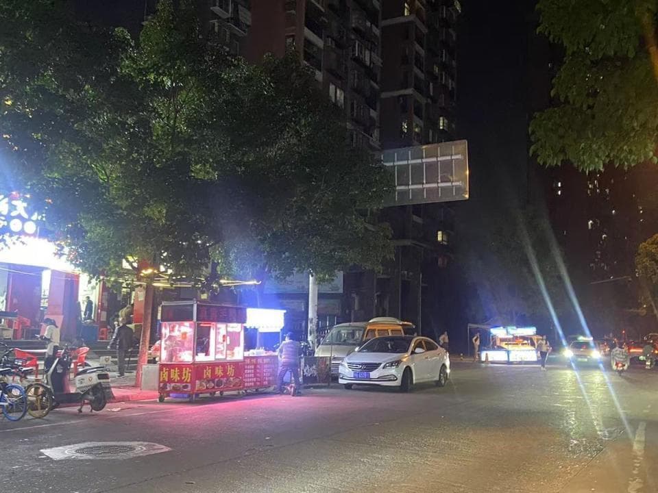 武汉洪山：居民反映楼下烧烤店占道经营、油烟扰民，执法部门回应将加大巡查力度
